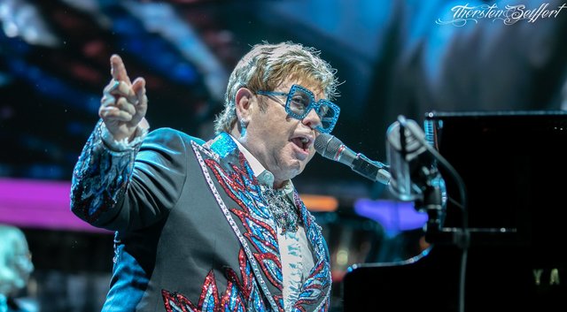 Elton John bei seiner Farewall-Abschiedstournee in der König-Pilsener-Arena Oberhausen am 12. Mai. Wir wollen jetzt eure Konzertfotos sehen. | Foto: Thorsten Seiffert