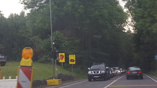 Selbst um 20 Uhr gab es noch längere Wartezeiten vor der Ampel