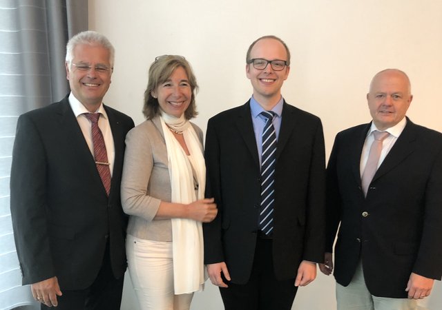 Dr. Hannes Müller (2.v.r.) mit (v.l.) Thomas Benkert (Vizepräsident der Bundesapothekerkammer), Gabriele Regina Overwiening (Präsidentin der Apothekerkammer Westfalen-Lippe) und BAK-Präsident Dr. Andreas Kiefer.