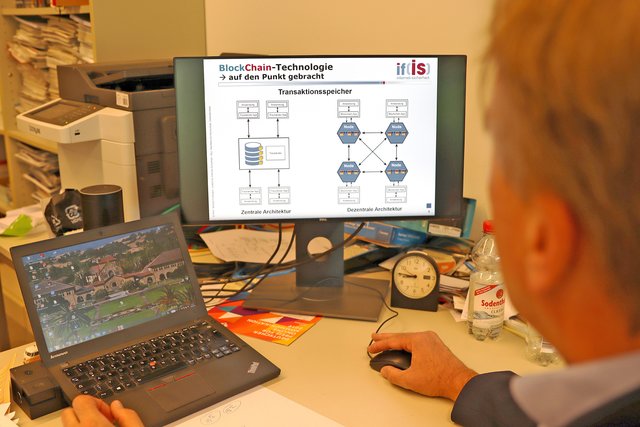 Professor Pohlmann arbeitet an einer Blockchain-Präsentation im Institut für Internet-Sicherheit.