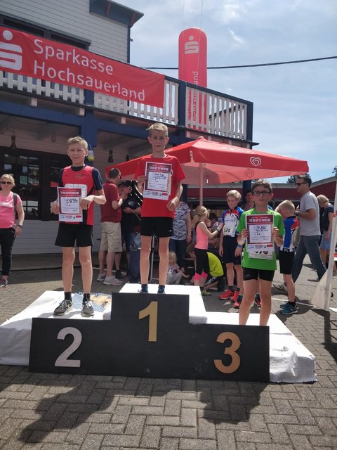 Filip Wolanin (r.) schaffte es bei dem „Funny Fux“ Lauf auf den dritten Platz.