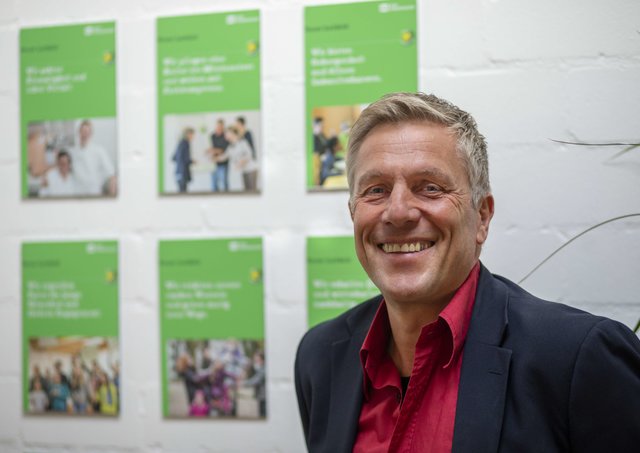 SOS-Einrichtungsleiter Peter Schönrock will mit dem Café Hope die Kinder- und Jugendhilfe in der Klever Innenstadt weiter professionalisieren.
Foto: SOS-Kinderdorf e.V. / Mika Volkmann