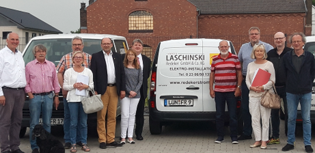 Von links: Inhaber Thorsten Redeker, Lotte, Hugo Becker, Brigitte Cziehso, Michael Haustein, Rainer Schmeltzer, Martina Meier, Klaus Lamczick; Hans-Georg Fohrmeister, Norbert Janßen, Lydia Müller, Detlef Seiler und Siegfried Störmer