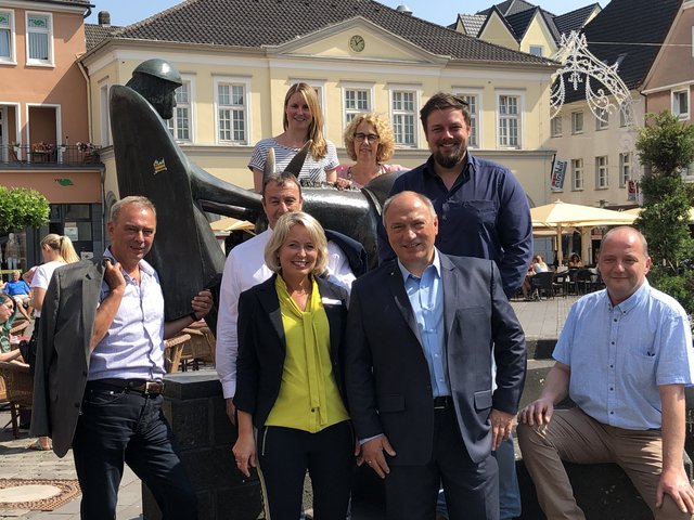 Vorfreude auf das Dîner en blanc 2019: (vorne v. l.) Bürgermeister Werner Kolter, Frank Röhr (Lions Club Unna), Anja Grabitz (Zonta Club Hamm/Unna), Dieter Müller (Rotary Club Unna), Christian Merten (Lions Club Unna Via Regis), sowie (hinten v. l.) Prof. Dr. Vanessa Haselhoff, Karin Riedel (beide Inner Wheel Club) und Daniel Kohlhoff (Round Table).