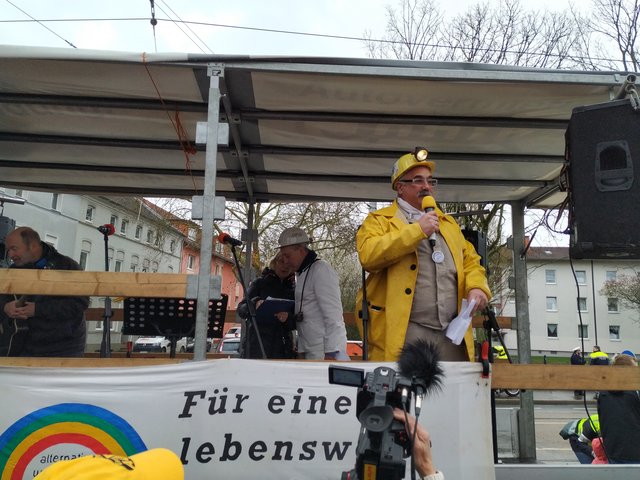 Bergmann Christian Link bei der ersten Bergarbeiterdemonstration am 16. März durch Katernberg. Wegen seiner öffentlichen Kritik an der kriminellen Flutungspolitik der RAG wurde er von der RAG vor einigen Jahren mit einem Anfahrverbot belegt.