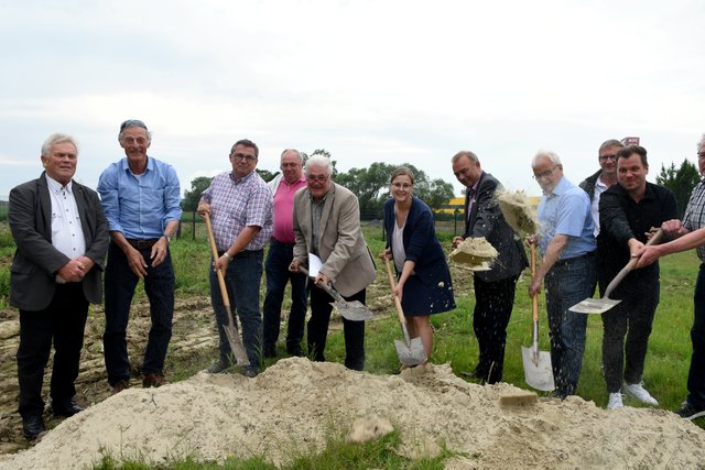 Der erste Spatenstich ist gemacht: Ortsvorsteher Wolfgang Ahlers (3.v.l.), Beigeordnete Kerstin Heidler (M.), Bürgermeister Werner Kolter (4.v.r), KSV-Vorsitzender Heinz-Jürgen Albert (3.v.r.) und KSV-Fußballabteilungsleiter Daniel Krahn (r.) sowie weitere Vertreter der Politik.