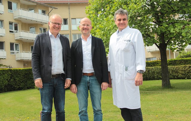 Zufriedenheit in allen Minen über den Verbleib der Klinik Holthausen am bisherigen Standort Am Hagen: (v.l.) Bürgermeister Dirk Glaser, Klinik-Geschäftsführer Dirk Rottwinkel und Dr. Axel Petershofer, Ärztlicher Direktor der Klinik. Foto: Römer