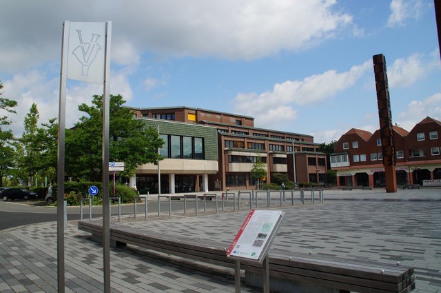 Auf dem Marktplatz in Voerde wurde in Nähe des Pegels der Standort 1 des historischen Geschichtspfads eingeweiht.