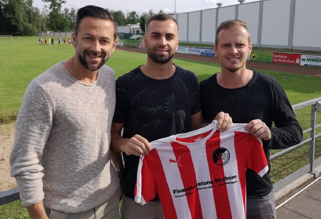 Neuzugang Peter Rios-Pfannenschmidt (Mitte) mit Trainer Dino Degenhard (links) und dem sportlichen Leiter Kevin Sickel. Foto: Verein