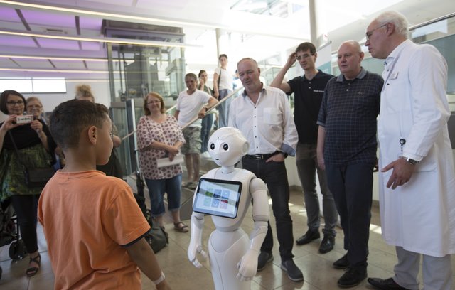Pepper war das Highlight im Foyer des Krankenhauses Bethanien am gestrigen Morgen.