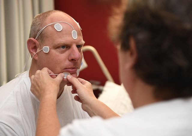 Während der Übernachtung werden die Patienten elektronisch überwacht.
Foto: KKLE