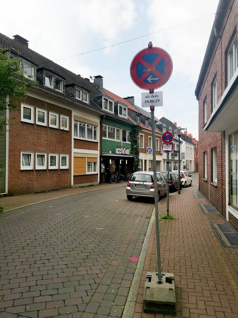 Für die Dauer der Bauarbeiten auf der Recklinghäuser Straße wird die Einbahnstraßenregelung in der Ursulastraße zwischen Kirchplatz und Kappusstiege aufgehoben und dort gleichzeitig ein Parkverbot für die Dauer der Arbeiten ausgesprochen.