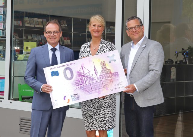 Für Sammler haben Udo Mager (l.) und Matthias Rothermund von DORTMUNDtourismus sowie Claudia Branz von Dicke & Partner etwas: Den 0-Euro-Schein mit Dortmunder Wahrzeichen.