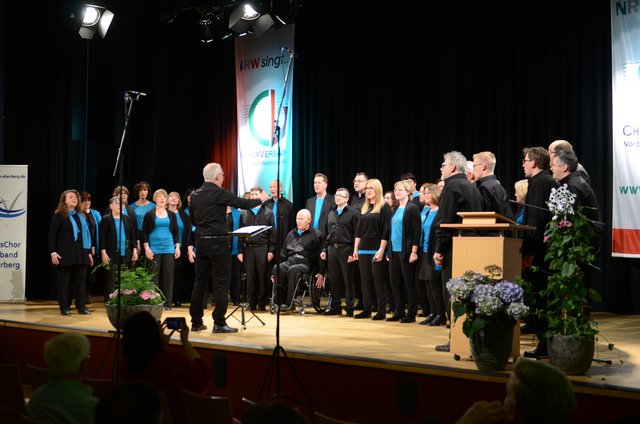 Die Sängerinnen und Sänger von amante della musica menden bereiten sich nach dem Meisterchorsingen in Morsbach jetzt mit Chorleiter Stefan Risse auf die sechste Auflage des Benefizkonzertes zum Tag der deutschen Einheit vor. Zu Gast ist am 3. Oktober das Landespolizeiorchester NRW. | Foto: CVNRW/Borys Mysakowych