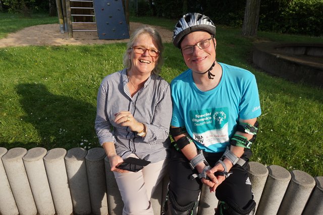 Felicitas Daum mit Lebenshilfe-Rollerskater Wolfgang Eiteneuer.