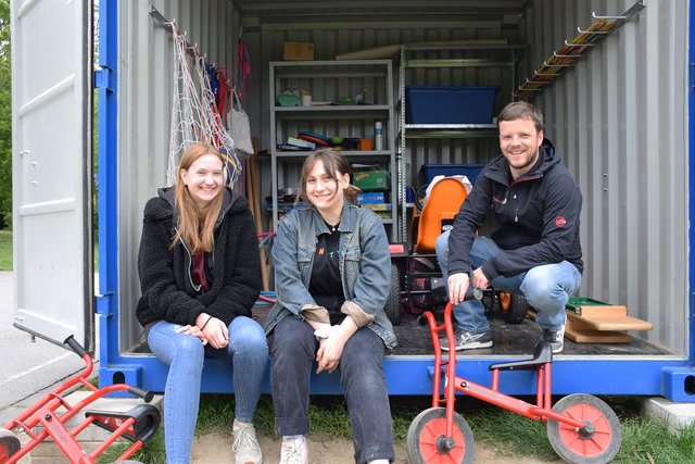 Jennifer Nawijn (links), Laura-Sophie D’Amato und Achim Wieghardt, Leiter der städtischen Kinder- und Jugendförderung, freuen sich auf Kinder und Jugendliche, die sich an der Spielebox zahlreiche Geräte und Spiele ausleihen.
Foto: Birte Hauke