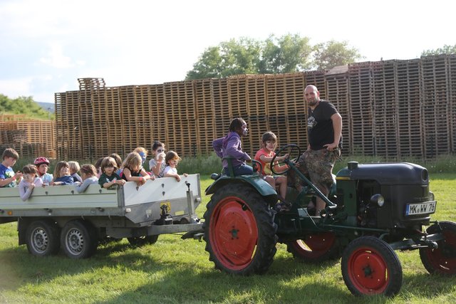 Auch das gehört zum WISPA-Festival: Eine Runde mit dem Traktor über das Festgelände drehen. Archivfoto: Schulte