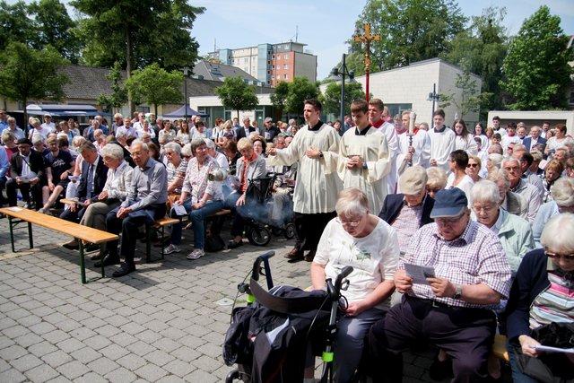 Strahlender Sonnenschein begleitete den Gottesdienst zum Abschluss des Stadtkonzil mit rund 500 Besuchern auf dem Platz vor der Pauluskirche. Foto: Michael Richter/ Kreisdekanat RE