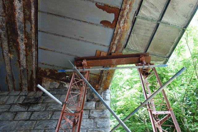 Unübersehbarer desolater Brücken-Unterbauschaden, mit Abstützung! Auf der Brücke rollt trotzdem Tag und Nacht mächtiger Verkehr - unter der Brücke fahren täglich tausende Radler, gehen viele Fußgänger...