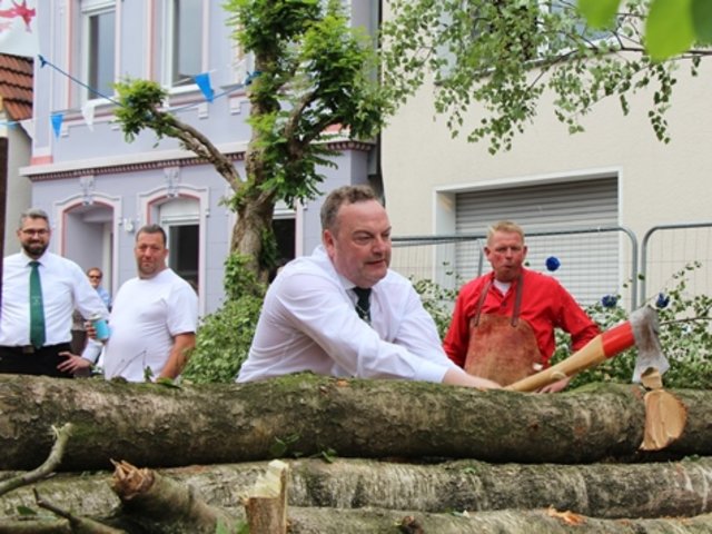 Auch Bürgermeister Bodo Klimpel griff beim Schanzenstürmen zur Axt. Foto: Stadt