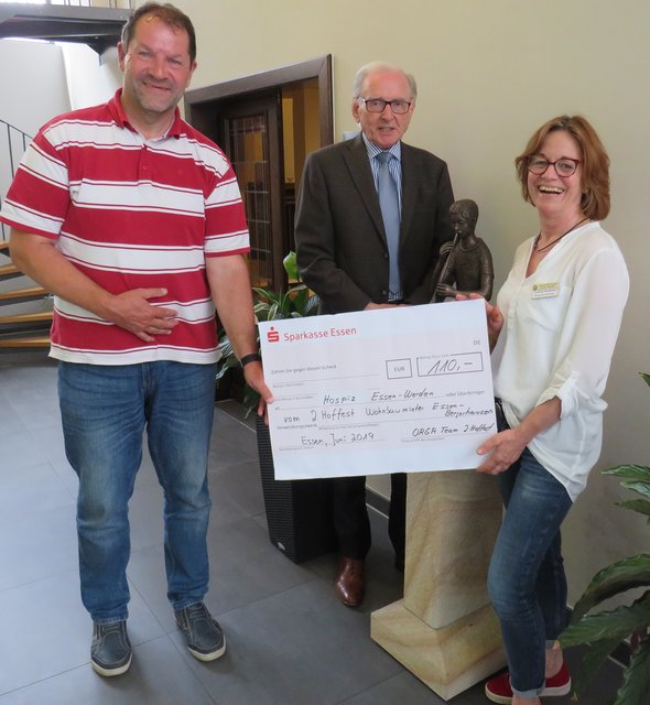 Scheck ans Hospiz Essen-Werden von links Herr Mock Orga Team Hoffest ,Herr Löhr und Frau Swoboda vom Hospiz