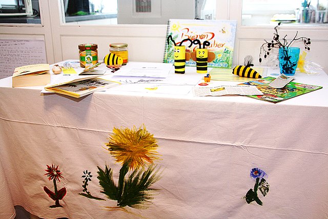 Das Therapieprojekt zum Thema Bienen dient unter anderem dem Lese-Textverständnis der Kinder.