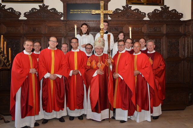 Mit Bischof Felix Genn feierten die frisch gebackenen Kapläne am Pfingst-sonntag ihre Priesterweihe (vordere Reihe von links): Stefan Rosenbaum, Jan Hendrik Rött-gers, Jan Aleff, Alexander Senk und Ernst Willenbrink.