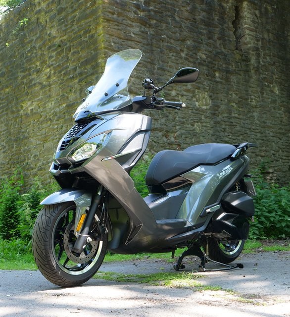 Aktueller, mit neuester Technologie ausgestatteter Motorroller der 125cm³ Klasse  -Peugeot Pulsion- | Foto: Uli Rabenort