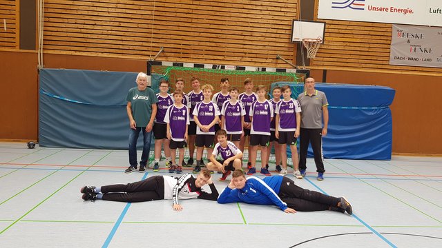 Im Tor Johannes Lukanowski und Tom Ellenberger,
Joel Borowski, Kevin Okulicz, Lukas Willms, Florian Heinert, Philipp Rehbein, Mats Seiler, Wladislaw Rigert, Leon Lerch, Lasse Magenheimer, Jan Kaluza, Johannes Grönebaum., Maurice Zimmermann.
Trainer Helmut Lindeman und Carsten Heinert