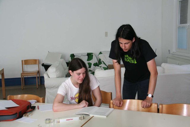 Niels Ganser und Agnes Herbst aus der Leiterrunde der Messdiener von St. Michael bei der Vorbereitung ihres Escape Games.