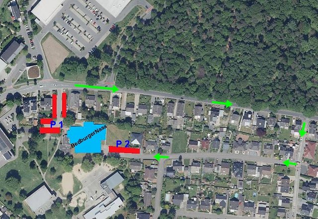 Weg zum Parkplatz hinter dem Hallenbad