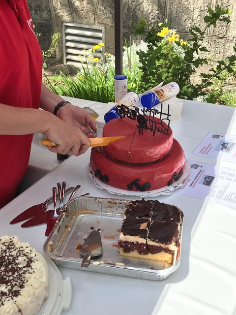 Die (20.) Jubiläums-Torte wird angeschnitten