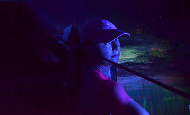 Passend zum Thema Golf Hotel: Das Foto mit UV Farbe als "Golferin" - Annett Lüllepop gewann beim World Bodypainting Festival - Fluoro Award: Platz 8.