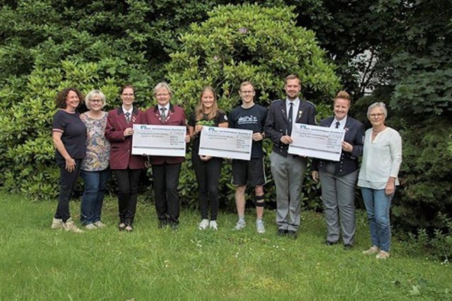 v.L.: Rotraud Schmidt, Maria Buchheister (kfd), Pia Schulte, Andrea Hiller (Musikverein Oeventrop), Sophia ten Haaf, Jakob Wrede (KJG Oeventrop), Jonas Jaekel, Stefanie Spiegel (Freiw. Tambourkorps).