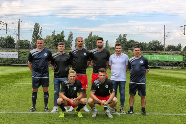 Trainer Mike Terranova mit dem neuen sportlichen Leiter Patrick Bauder, den Neuzugängen Giuseppe Pisano, Jerome Propheter, Julijan Popovic, Torwarttrainer Dirk Langerbein (hintere Reihe von r. n. l.) sowie Tim Stappmann (vorne links) und Vincent-Louis Stenzel (vorne rechts).