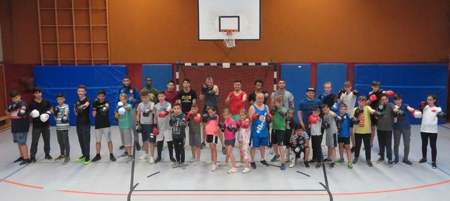 Trainingsteilnehmer des Dortmunder Boxsport 20/50 am
17. Juni 2019.