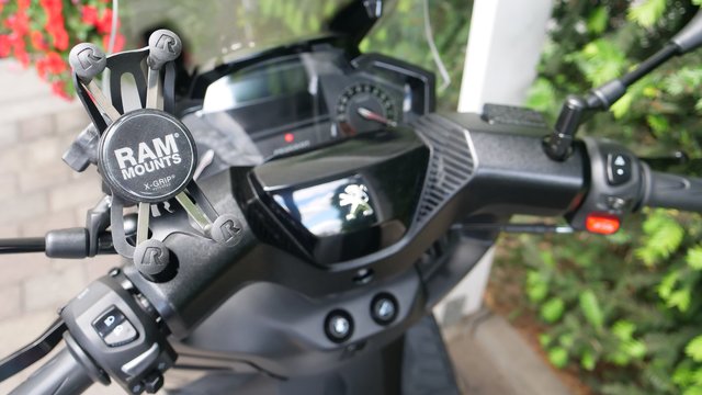 Aktueller, mit neuester Technologie ausgestatteter Motorroller der 125cm³ Klasse  -Peugeot Pulsion- | Foto: Uli Rabenort