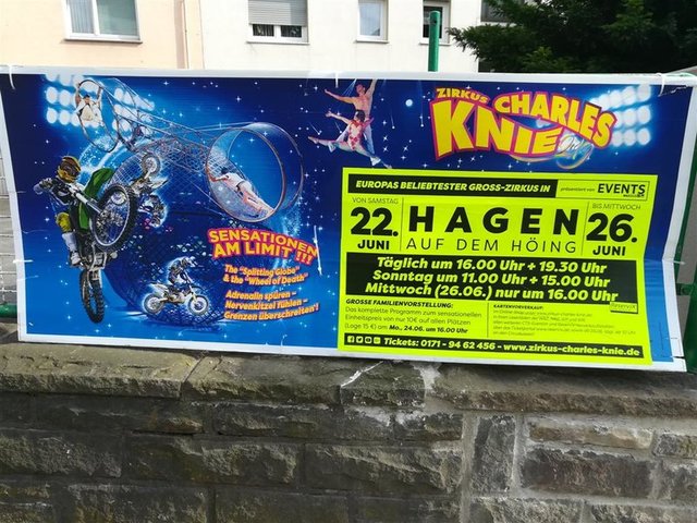 Vorstellungszeiten stehen auf auf den zahlreichen Plakaten.