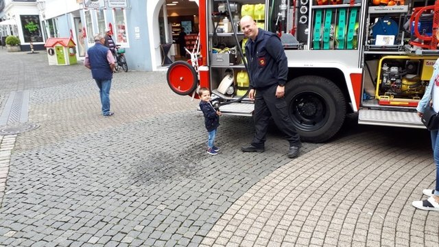 Ein kleiner Junge zeigt sich sichtlich beeindruckt vom modernen Einsatzfahrzeug des Löschzugs Winterberg. Foto: Feuerwehr Schwelm