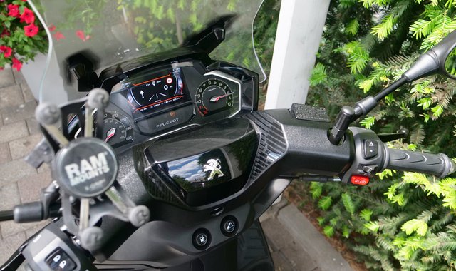 Aktueller, mit neuester Technologie ausgestatteter Motorroller der 125cm³ Klasse  -Peugeot Pulsion- | Foto: Uli Rabenort