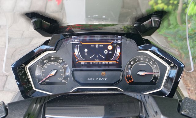 Aktueller, mit neuester Technologie ausgestatteter Motorroller der 125cm³ Klasse  -Peugeot Pulsion- | Foto: Uli Rabenort