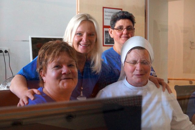 Hier ist ein Teil des Teams auf der geriatrischen Station bei der Arbeit.