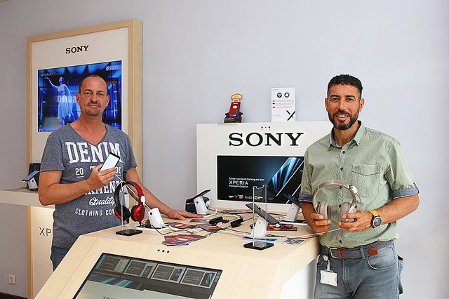Callnet ist exklusiver Partner von Sony. Im Bild (von links) Filialleiter Frank Melzener und Geschäftsführer Hassan Hamdaoui.