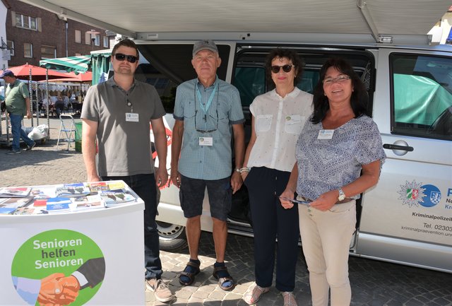 Kriminalhauptkommissarin Petra Landwehr sowie Seniorenberaterin Erika Wellmann und Seniorenberater Bernhard Boshammer mit dem Technik-Experten des Kommissariats Kriminalprävention/Opferschutz, Manuel Schockenhoff (von rechts).