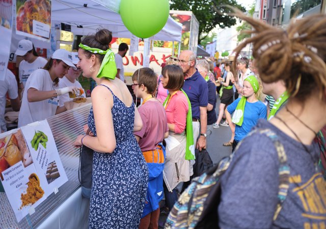 Mit der richtigen Würze: Berufsschülerin Angelina Schumacher (vorne links) bereitet am FFBK-Stand beim Kirchentag eine Portion vegane Currywurst zu, Michelle Jahn neben ihr ist für die Kasse zuständig.