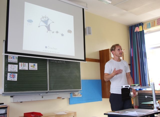 Julian Lewe, Lehrer und Medienbeauftragter an der Silverbergschule, präsentiert den Vertretern der Fraktionen die neuen Möglichkeiten für einen individuellen und spannenden Unterricht. Foto: Stadt