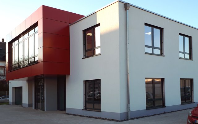 Moderne Bürogebäude mit Werkstatt und Forschungsräumen befinden sich an der Hauptstraße 47 in Heiligenhaus. Foto: PR