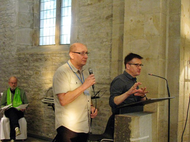 Propst Igor Ronge (r.) bei einem Grußwort in der evangelischen Kirchderner Dionysius-Kirche; hier im Bild mit dem Übersetzer Waldemar Biss (l.).