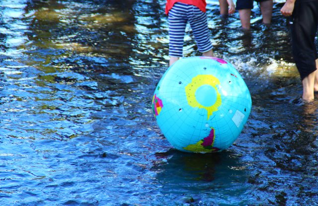 Geht die Welt baden? - Laut GiGA sorgt der Weiterbau der Autobahn auch dafür. | Foto: K. Rath-Afting