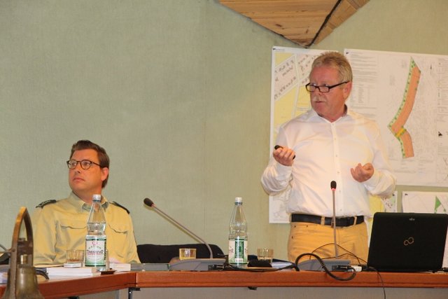 Dr. Josef Feldmann von der Deutschen Bundesumweltstiftung und Christian Techtmann von der Bundesanstalt für Immobilienaufgaben (BImA). Foto: Stadt